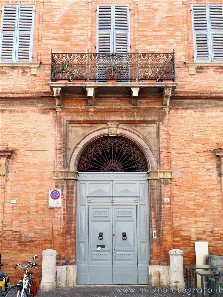 Fano (Pesaro e Urbino) - Portone in piazza Antonio Costanzi 25